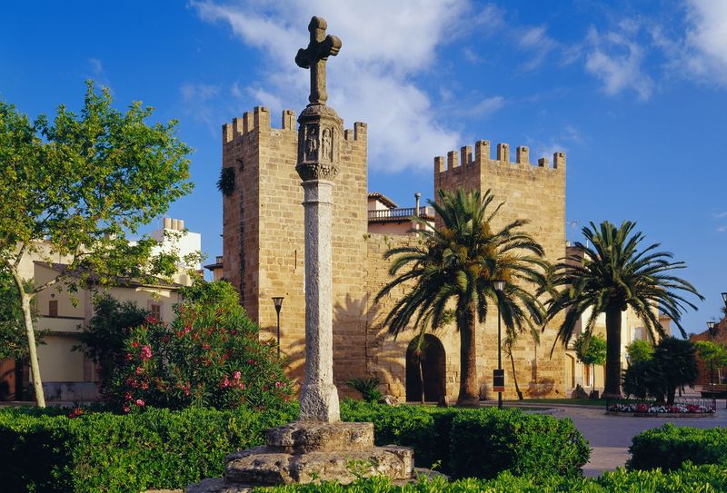 CRUCEROS ALCUDIA MALLORCA CRUCEROS ISLAS BALEARES CRUCEROS MEDITERRANEO CRUCEROS DE LUJO MEDITERRANEO MEDITERRANEAN CRUISES BALEARIC ISLAND CRUISES ALCUDIA YACHT CRUISES LUXURY CRUISES MEDITERRANEAN